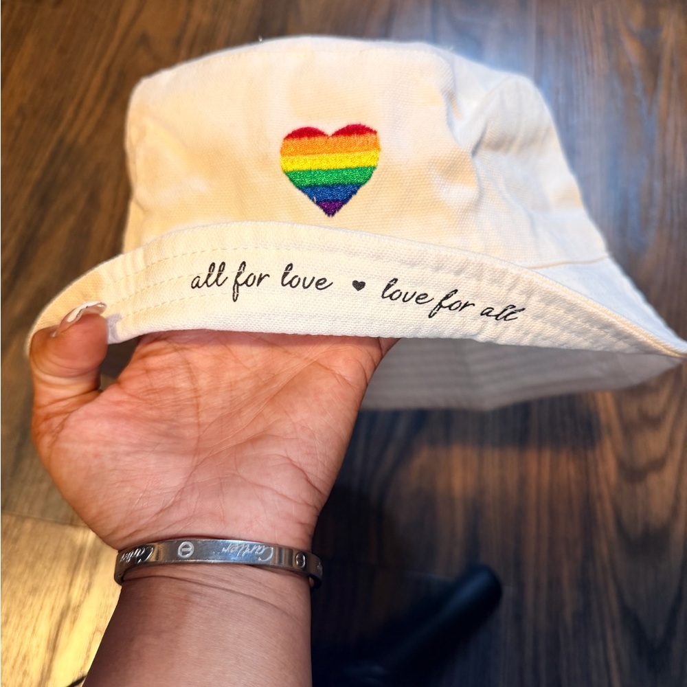 Claire’s bucket hat PRIDE